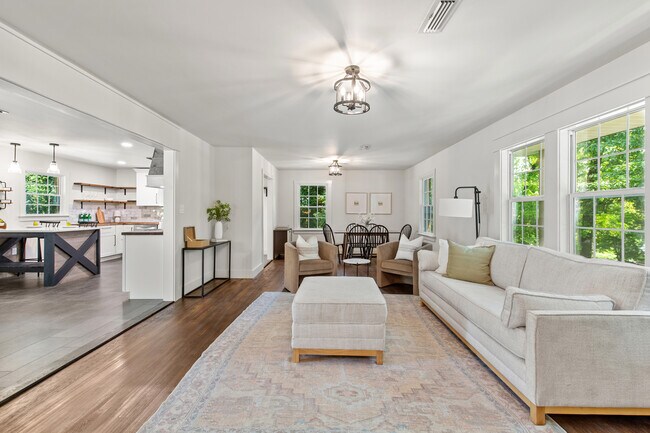 Building Photo - 7916 Valley View Dr SE