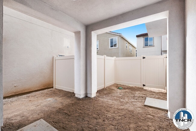 Building Photo - New Home/ 3Bed & 2.5Bath