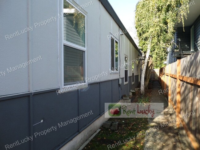 Foto del edificio - 2110-2116 NE 85th St