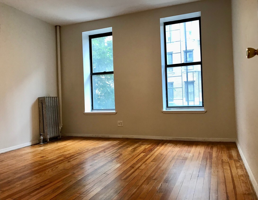 Primary Photo - 211 W 108th St