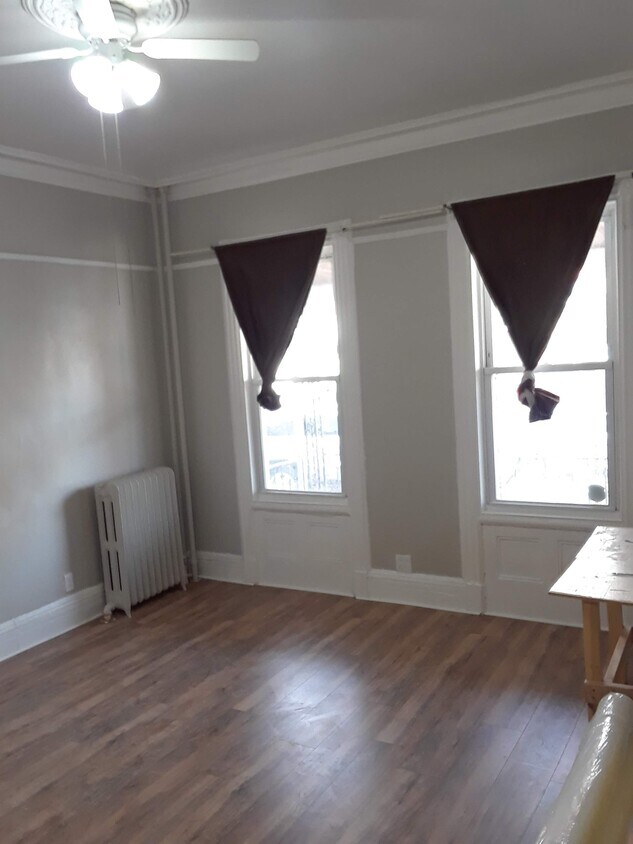 Living room - 626 Crescent Ave