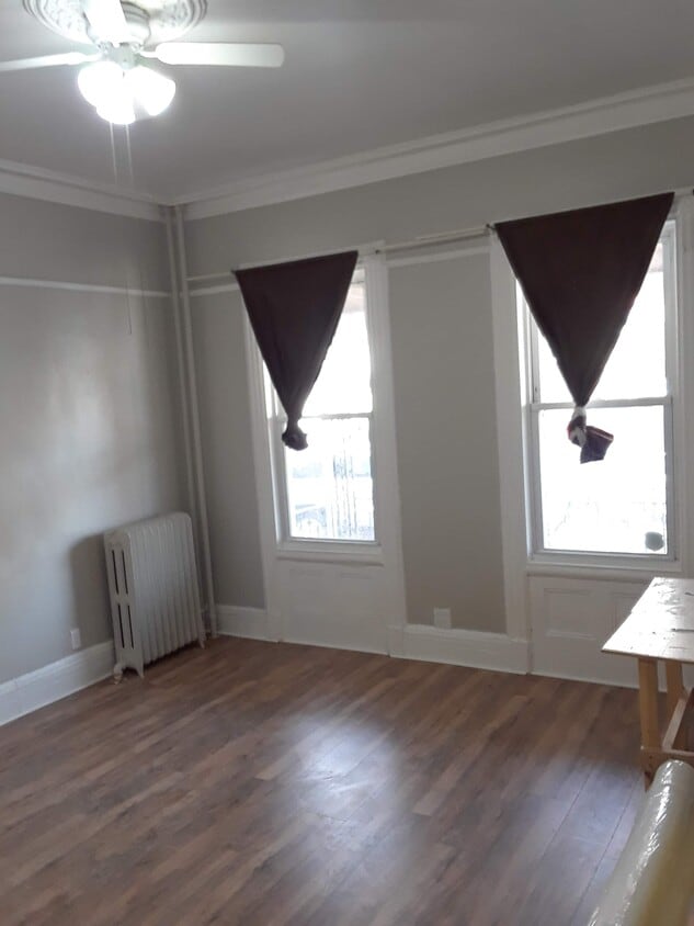 Living room - 626 Crescent Ave