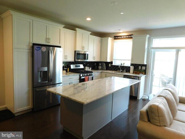 Building Photo - 16740 River View Cir