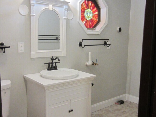 Foto del edificio - 174 Pattee Hill Rd