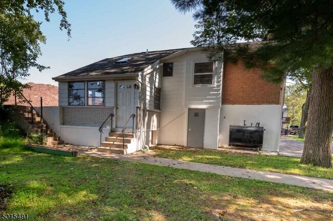 Building Photo - 288 Creek Rd