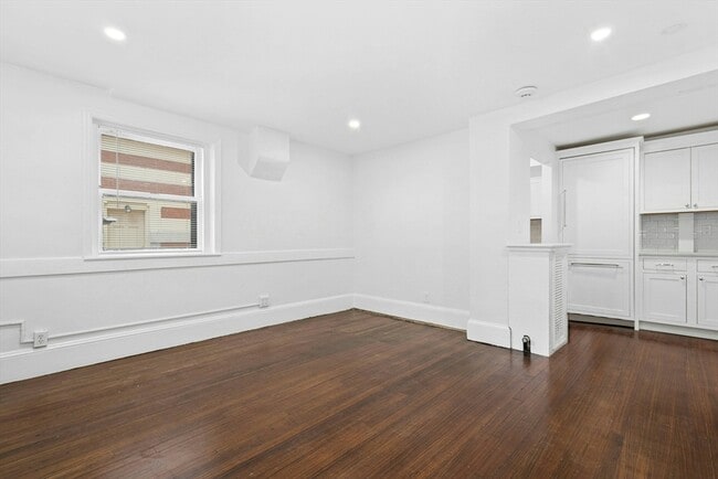 Building Photo - 49 Beacon St