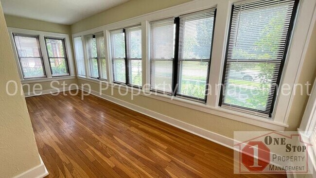 Foto del edificio - Charming 2-bedroom, 1-bath Duplex in Kansa...