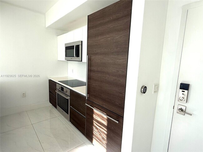 Foto del edificio - 301 Altara Ave