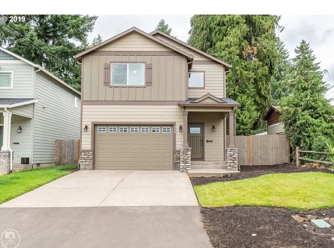 Primary Photo - 3 bedroom Home Covered Patio home has AC !!!
