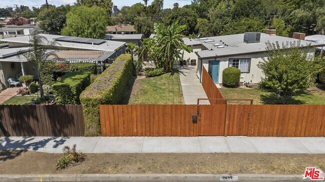 Foto del edificio - 7659 Lindley Ave