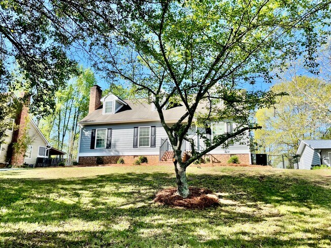 Building Photo - Welcome to view, a charming 4-bedroom, 2-bathroom home located in the heart of Charlotte, NC.
