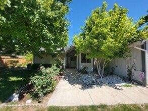 Building Photo - 2426 W Klamath Ave