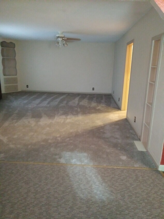 Open Concept. Very Large Living Room - 13100 Holiday Rd
