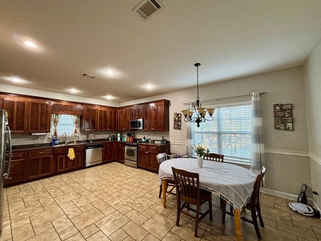 Foto del edificio - Spacious 4BR Home with Fireplace, Screened Porch & Privacy-Fenced Yard