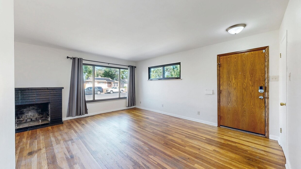 Spacious 3 bed/1 bath w/W/D and 2 car garage - Spacious 3 bed/1 bath w/W/D and 2 car garage