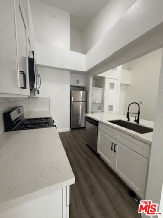 Building Photo - 621 N Bronson Ave