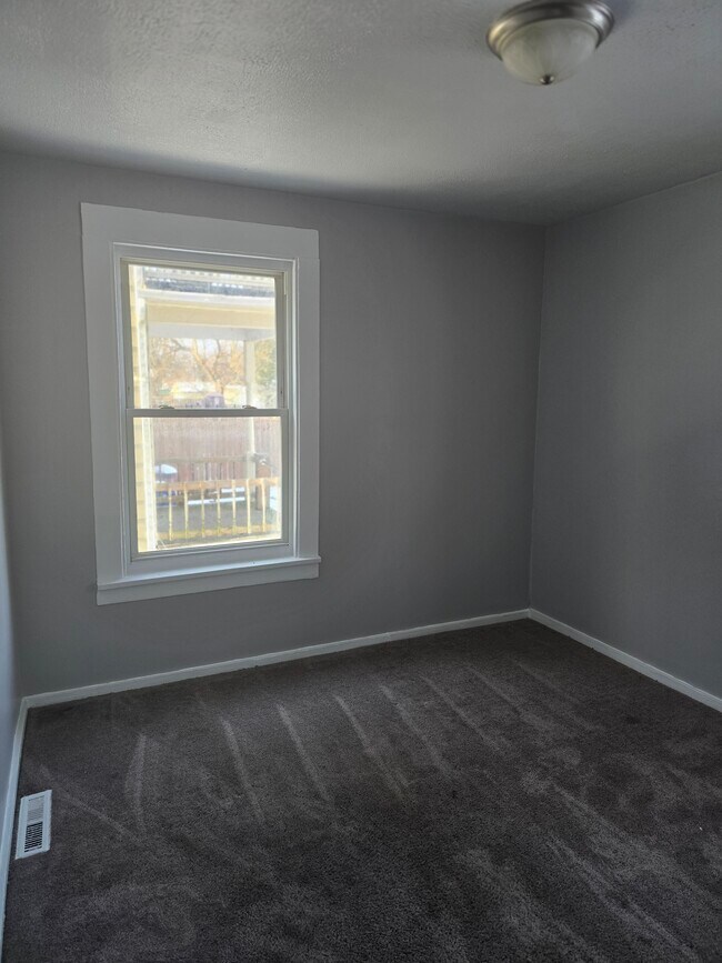 Building Photo - 8103 Whitethorn Ave