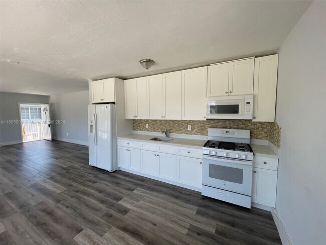 Building Photo - 8010 Tatum Waterway Dr