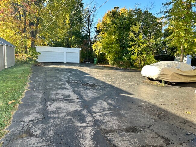 Estacionamiento fuera de la calle - 1843 Hertel Ave