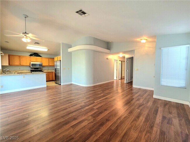 Foto del edificio - 8206 James Grayson Dr
