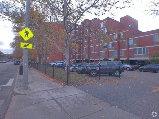 Building Photo - 546 Centre St
