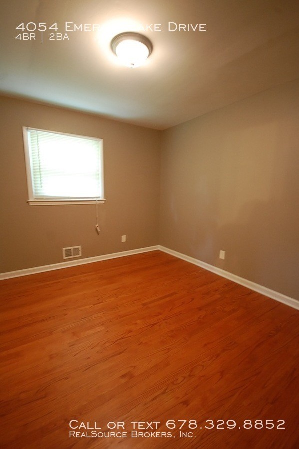 Foto del edificio - 4 bdrm, 2 bath split level in Decatur
