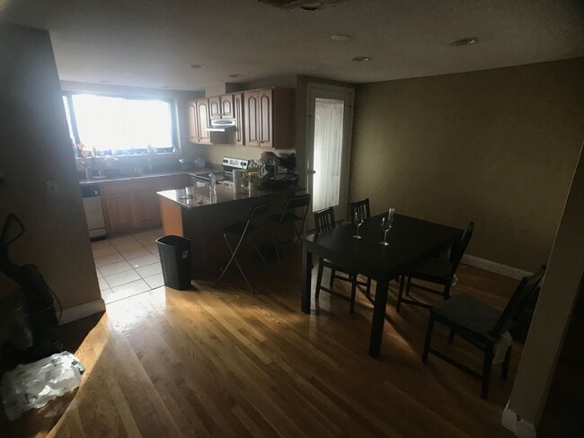 Foto del edificio - ALLSTON location Multi-level townhome near Green Line