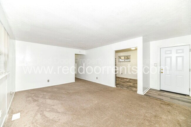 Foto del edificio - 5361 E Burgess Ave