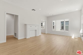 Building Photo - 833 1/4 N Alfred St