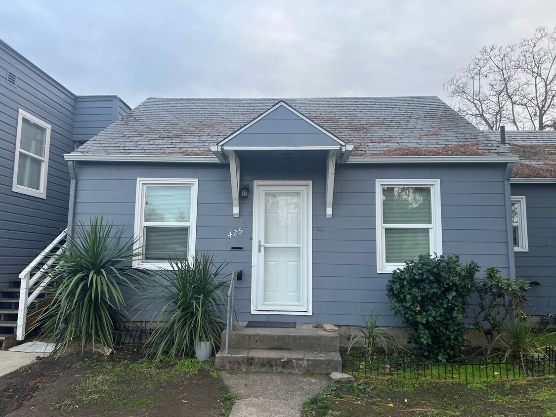 Primary Photo - Cute, One bedroom duplex in Central Medfor...