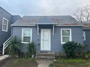 Building Photo - 425 W 4th St