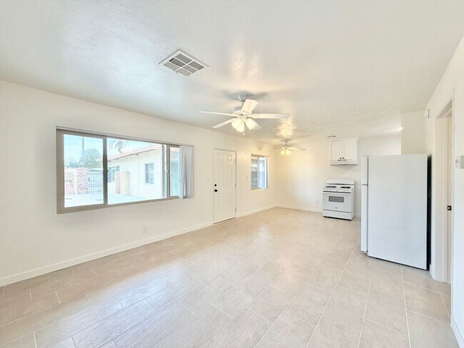 Building Photo - 579 Highland Dr
