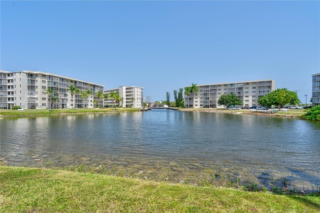 Foto del edificio - 2851 Leonard Dr