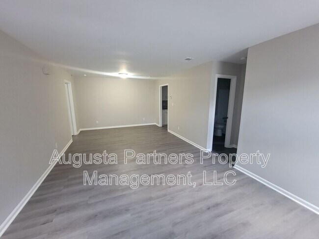 Building Photo - 1546 Hamilton Dr