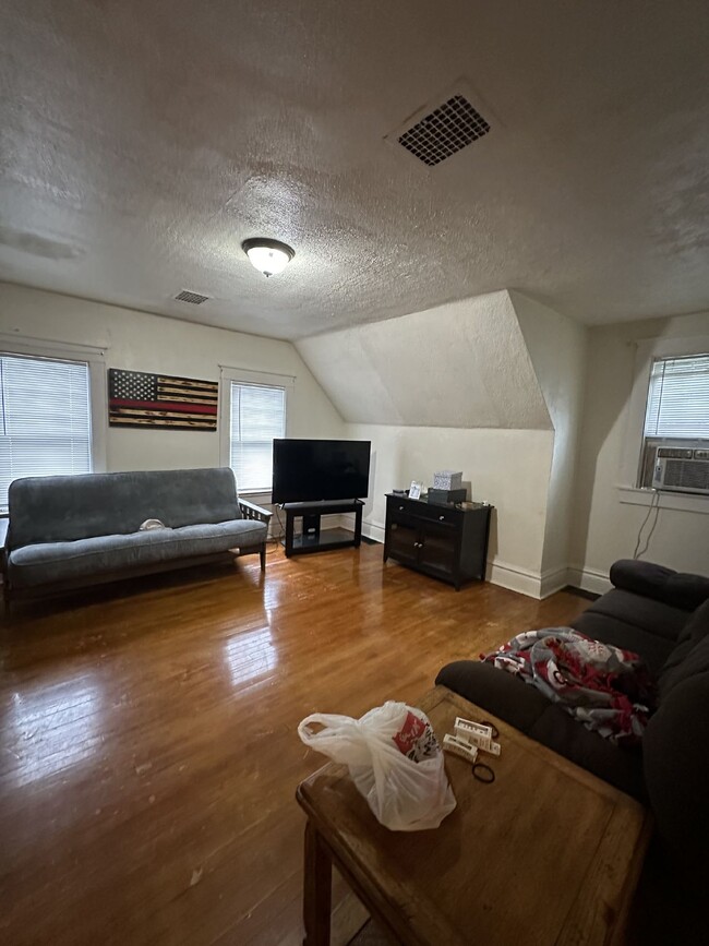 Building Photo - Perfect 2 bed 1 bath near UWEC! Available ...