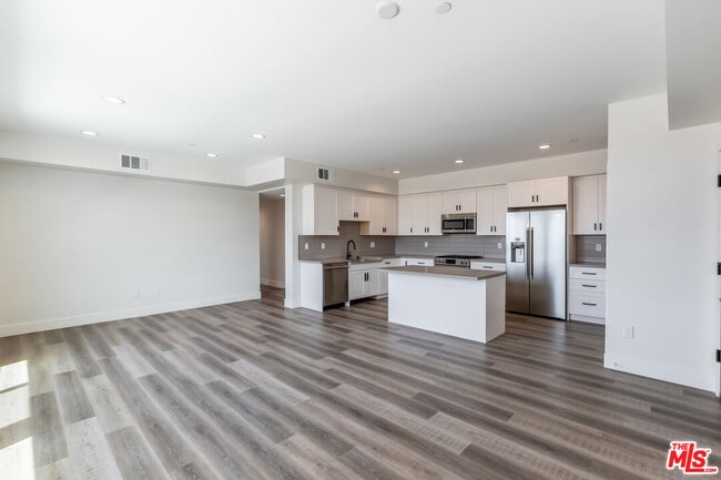 Building Photo - 857 Hayworth Ave