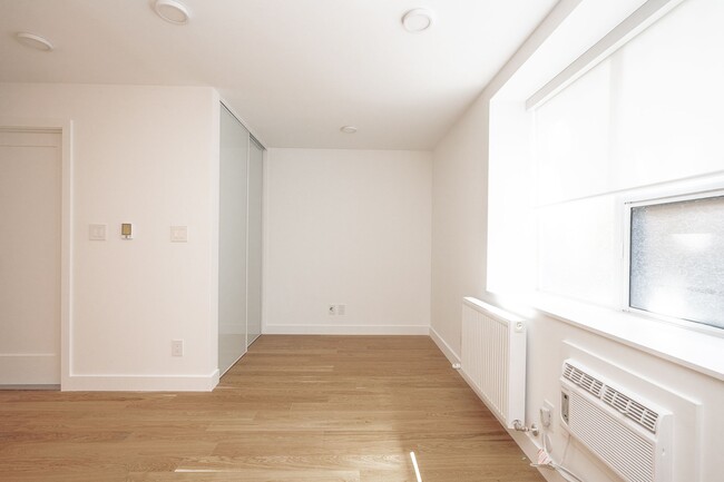 Building Photo - 263 Russell Hill Rd