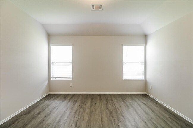 Building Photo - 2129 Middle Rdg Dr