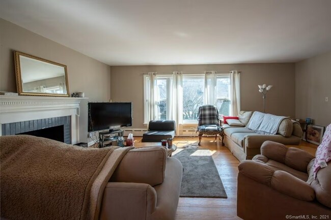 Building Photo - Charming 5 bedroom home