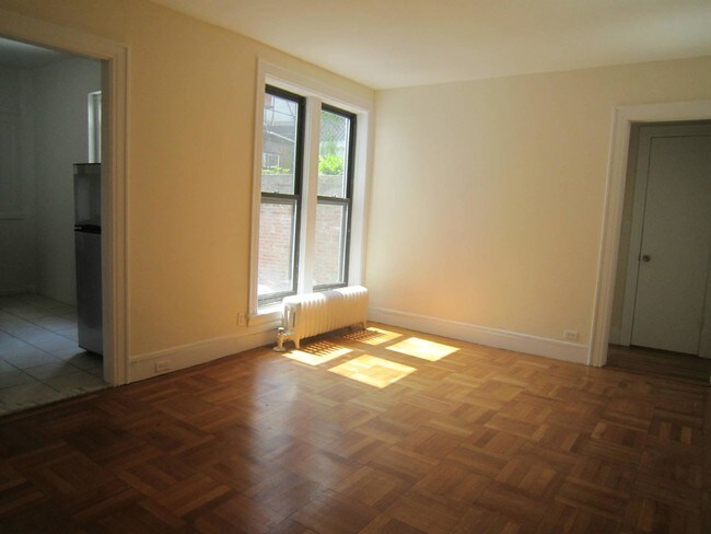 Building Photo - 325 W 71st St
