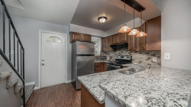 Foto del edificio - End Unit Townhome in Victoria Village