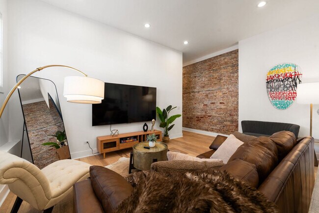 Building Photo - 1941 W Augusta Blvd