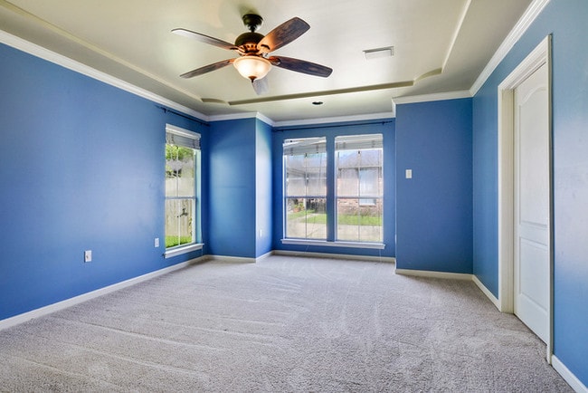 Building Photo - Spacious 3/2.5 home in great neighborhood