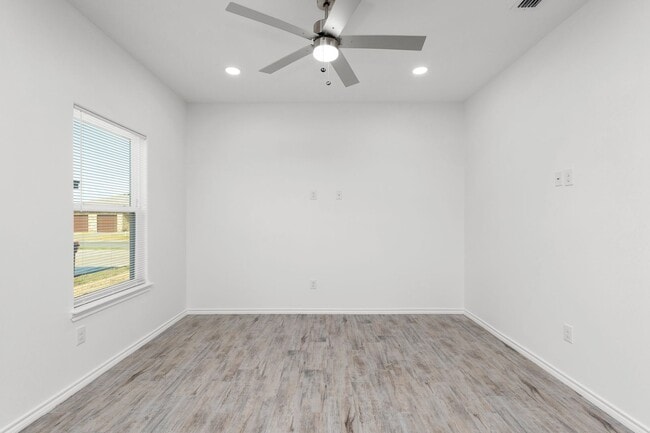Building Photo - 2327 N Vly Cir
