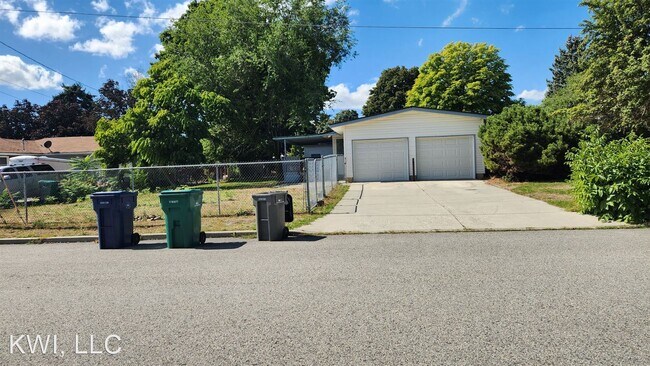 Foto del edificio - 4 br, 1.5 bath House - 14220 E Valleyway Ave