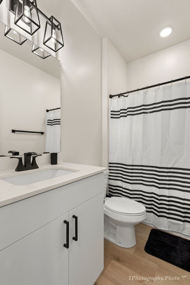 Foto del edificio - Female Only - Private Room with Shared Bathroom in a brand new Townhome - partly furnished & Util...