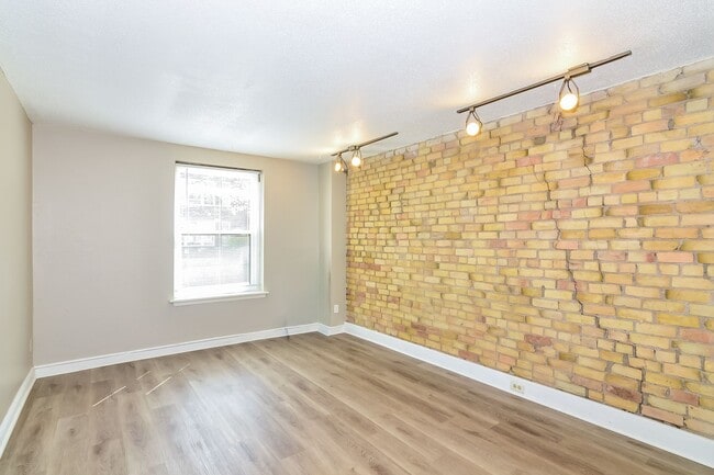 Interior Photo - 1400–1408 Spruce Pl – Oak Grove Downtown