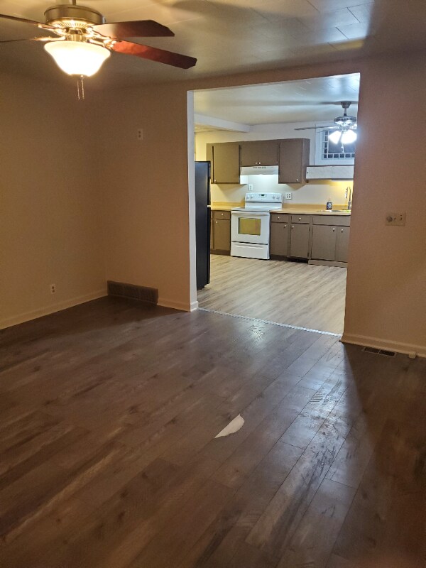 Building Photo - 207 3rd Ave W