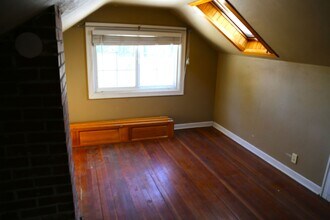 Building Photo - 1065 SW Poplar Pl