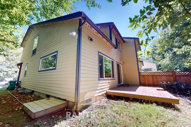 Building Photo - 3-bedroom duplex unit near downtown, spaci...